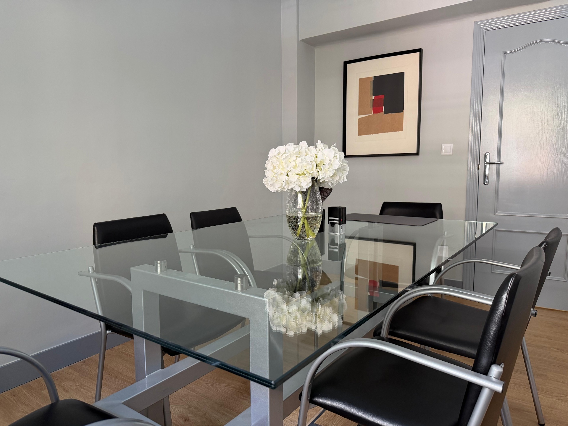 Sala de firmas con mesa de cristal