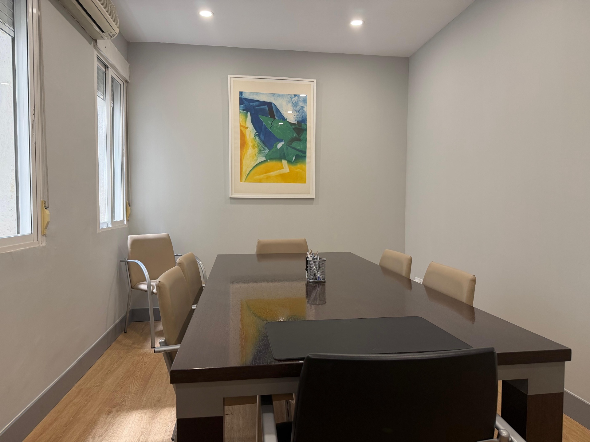 Sala de reuniones con luz natural