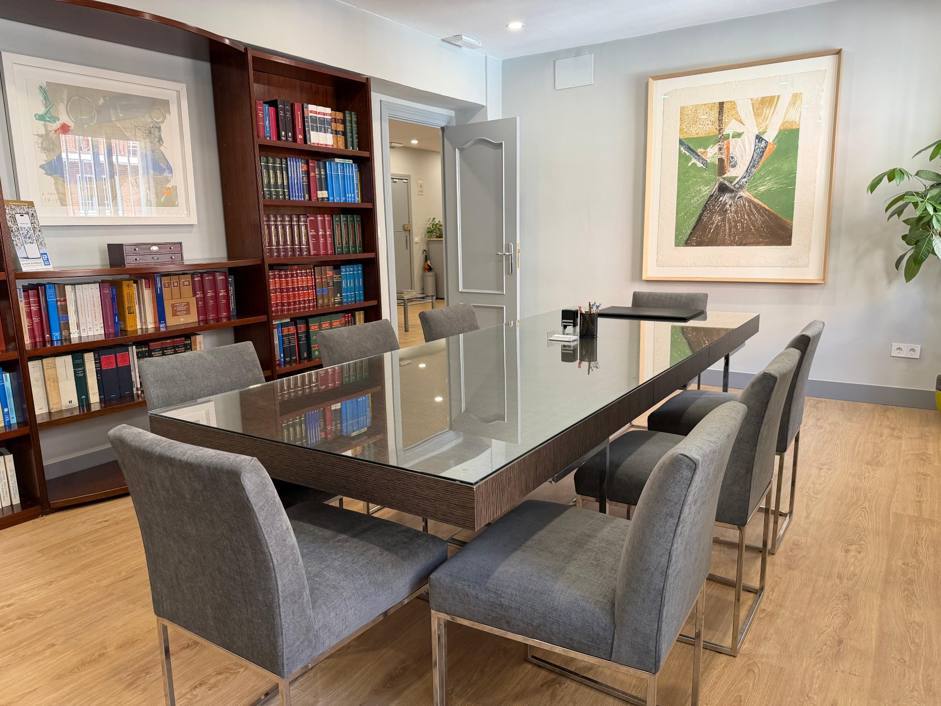 Sala principal con biblioteca jurídica